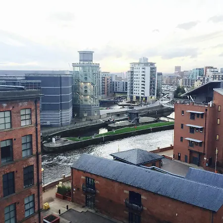 Leeds Riverside Apartment *